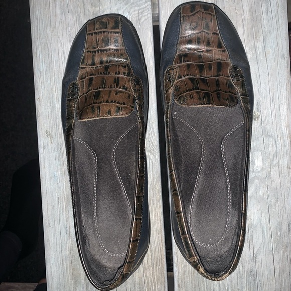 Clarks Woman’s Vintage Blue and brown leather moccasins 8M - Picture 2 of 7